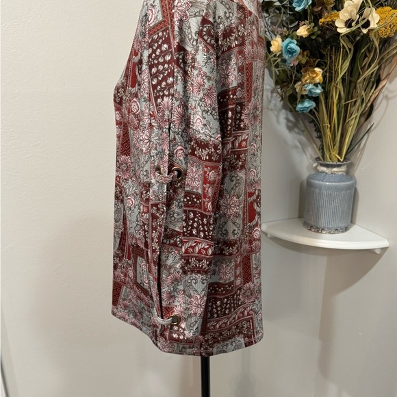 Above and Beyond floral Rich Red Burgundy and white Tunic top size Medium - Picture 7 of 10